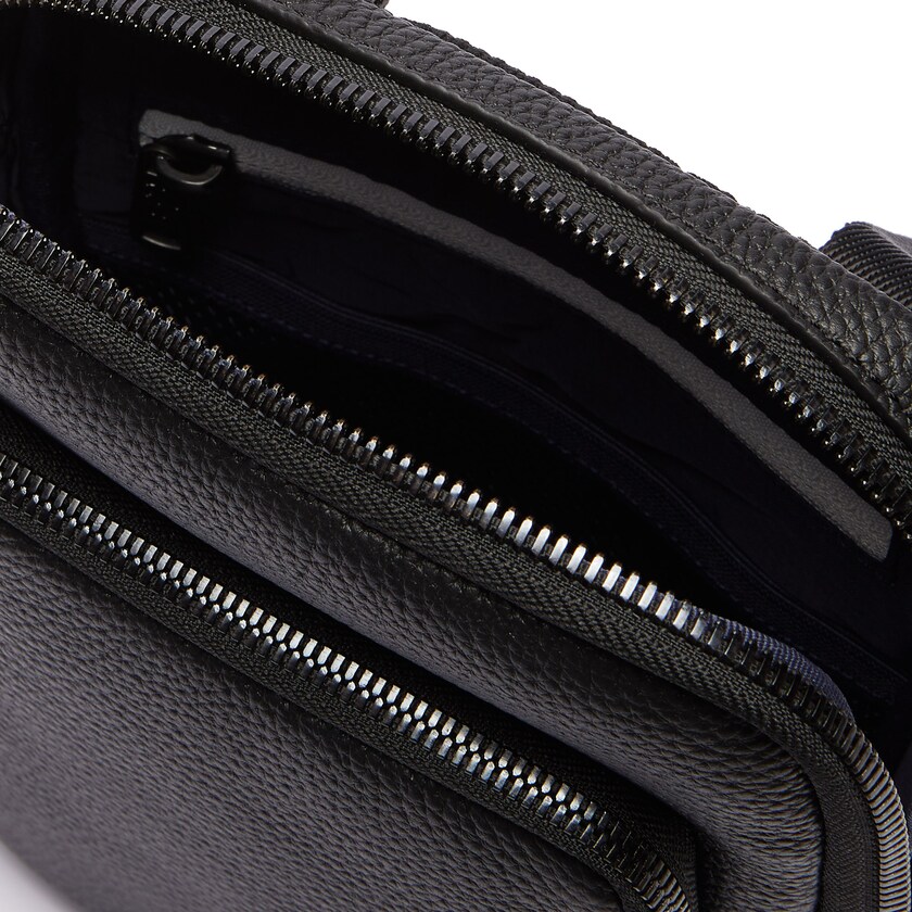Bolsas Lacoste Masculino Pretas Soft Mate Matte Full-Grain Leather Small Flat Crossbody Bag UI0-80278Y4