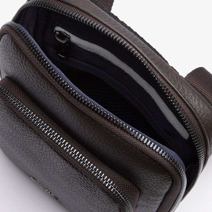 Bolsas Lacoste Masculino Marrom Escuro Soft Mate Matte Full-Grain Leather Small Flat Crossbody Bag YL8-19881Y0